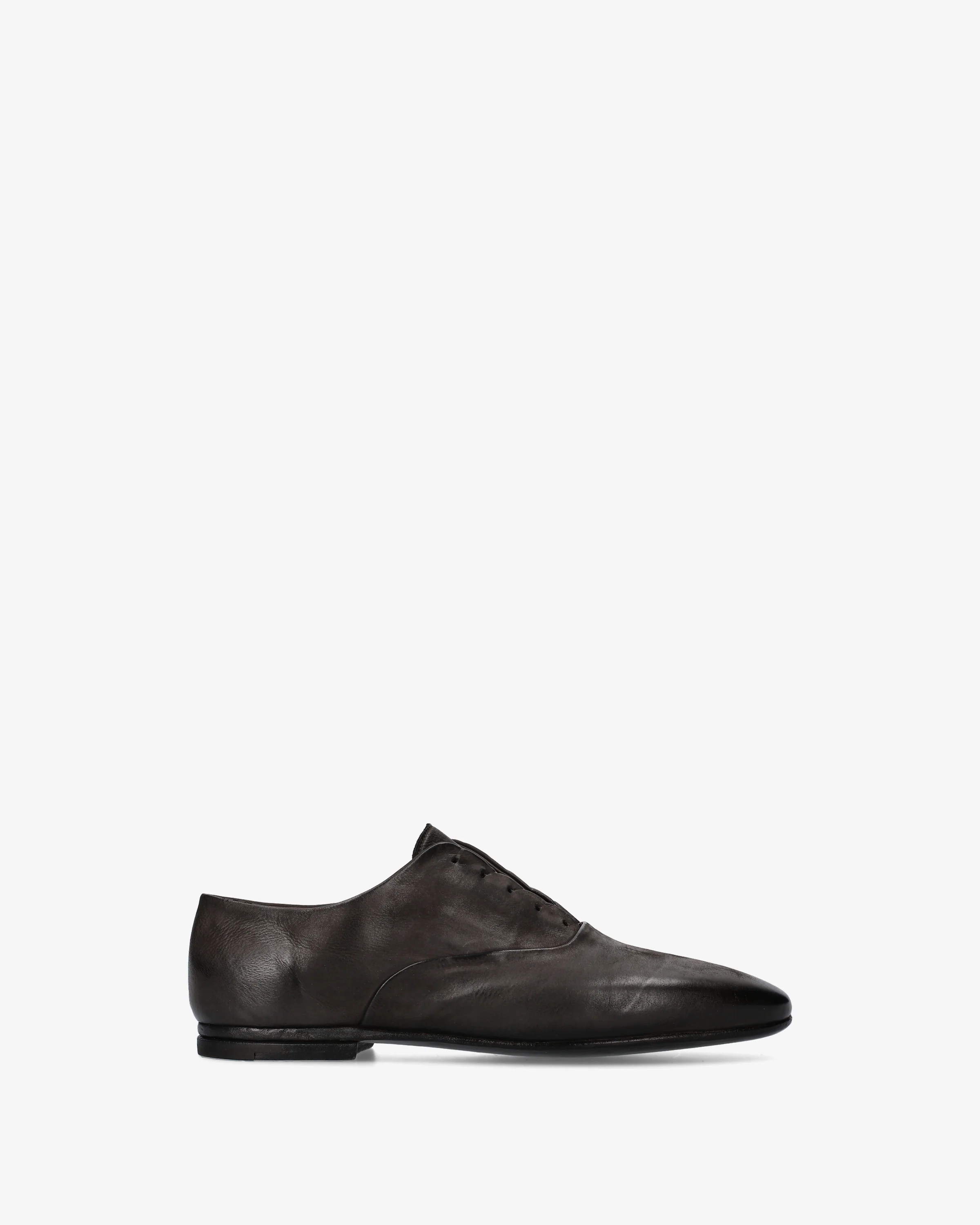 Oxford in distressed leather